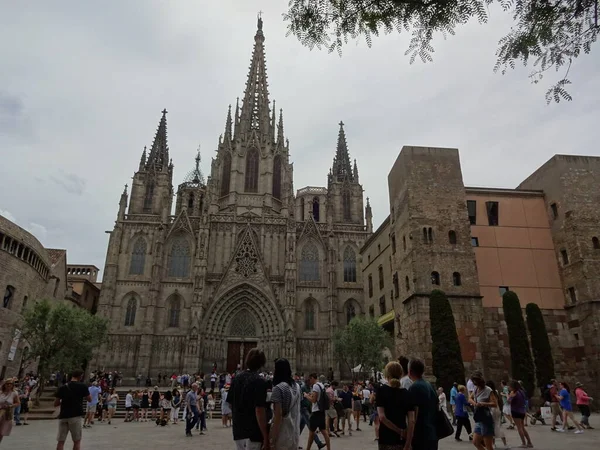 カタルーニャ州の州都はバルセロナである ガウディの壮大な建築物がある素晴らしい場所です 中央と庭園を歩く — ストック写真
