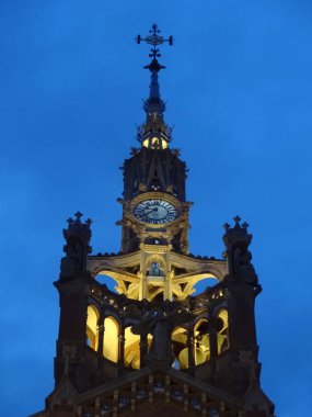 Katalonya 'nın başkenti Barcelona' dır. Gaudi 'nin muhteşem mimarisinin olduğu harika bir yer. Merkezde ve bahçelerde yürür