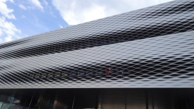 İsviçre 'nin Basel kenti. Lange Erlen Parkı, eski merkez, belediye binası ve büyüleyici hayvanat bahçesi.