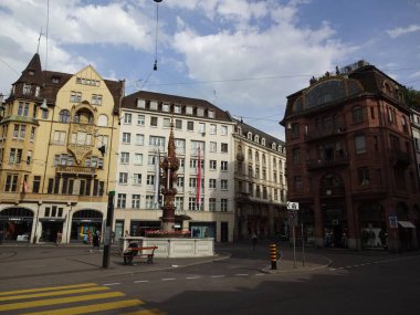 İsviçre 'nin Basel kenti. Lange Erlen Parkı, eski merkez, belediye binası ve büyüleyici hayvanat bahçesi. Üç Nokta