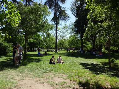 Paris çok güzel. Vincennes Ormanı, Tuileries ve Champ-elysees 'de yürüyün.