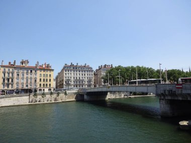 Paris çok güzel. Parc des Buttes-Chaumont 'a, Tour Eiffel' e ve Defans 'tan Grand Arche' a