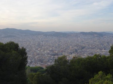 Katalonya 'nın başkenti Barcelona' dır. Gaudi 'nin muhteşem mimarisinin olduğu harika bir yer. Merkezde ve bahçelerde yürür