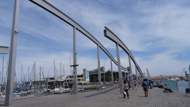 Katalonya 'nın başkenti Barcelona' dır. Gaudi 'nin muhteşem mimarisinin olduğu harika bir yer. Merkezde ve bahçelerde yürür