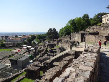 Paris çok güzel. Parc des Buttes-Chaumont 'a, Tour Eiffel' e ve Defans 'tan Grand Arche' a