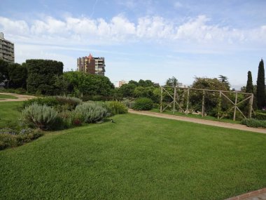 Katalonya 'nın başkenti Barcelona' dır. Gaudi 'nin muhteşem mimarisinin olduğu harika bir yer. Merkezde ve bahçelerde yürür