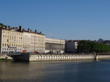 Paris çok güzel. Parc des Buttes-Chaumont 'a, Tour Eiffel' e ve Defans 'tan Grand Arche' a