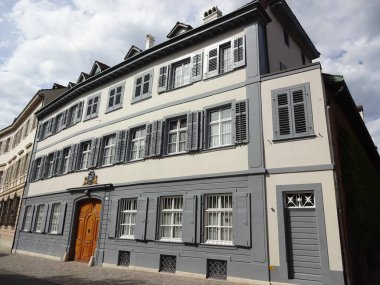 İsviçre 'nin Basel kenti. Lange Erlen Parkı, eski merkez, belediye binası ve büyüleyici hayvanat bahçesi. Üç Nokta