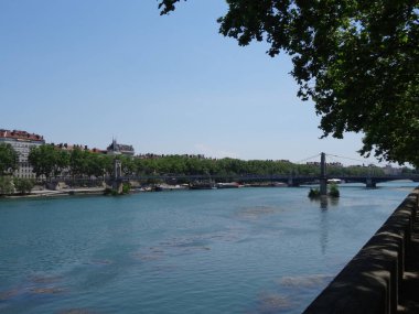 Paris çok güzel. Parc des Buttes-Chaumont 'a, Tour Eiffel' e ve Defans 'tan Grand Arche' a