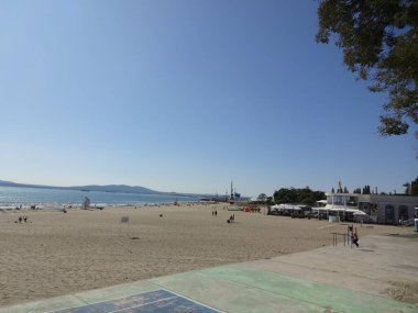 Karadeniz 'de kalmak için ucuz bir yer, Burgaz. Sevimli insanlar, tatlı doğa, güzel gezinti güvertesi ve sahil