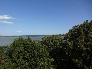 Karadeniz 'de kalmak için ucuz bir yer, Burgaz. Sevimli insanlar, tatlı doğa, güzel gezinti güvertesi ve sahil