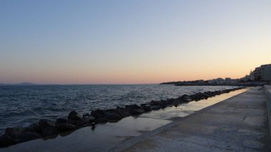 Bulgaristan plaj tatili için harika ve ucuz bir ülke. Pomorie, Burgaz bölgesinde popüler bir tatil beldesidir. Kendi tuz dokusu var, filtresi yok.