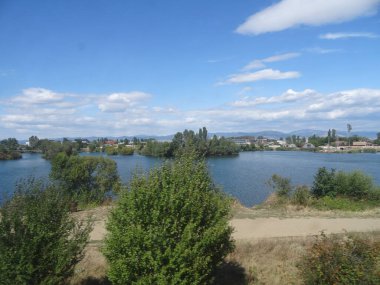 Bulgaristan plaj tatili için harika ve ucuz bir ülke. Pomorie, Burgaz bölgesinde popüler bir tatil beldesidir. Kendi tuz dokusu var, filtresi yok.