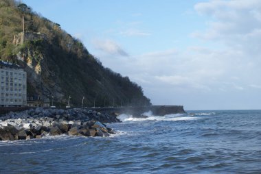 Sonbaharın sonunda, İspanya 'daki deniz alışılmadık görünüyor. Kasvetli gökyüzü, güçlü dalgalar. Ama kumsal hala çok güzel. San Sebastian, Nov.