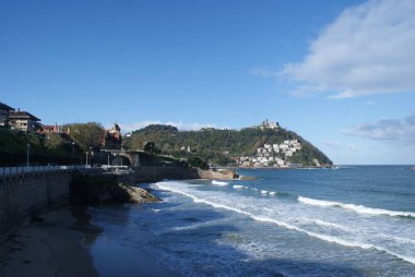 Sonbaharın sonunda, İspanya 'daki deniz alışılmadık görünüyor. Kasvetli gökyüzü, güçlü dalgalar. Ama kumsal hala çok güzel. San Sebastian, Nov.