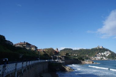 Sonbaharın sonunda, İspanya 'daki deniz alışılmadık görünüyor. Kasvetli gökyüzü, güçlü dalgalar. Ama kumsal hala çok güzel. San Sebastian, Nov.