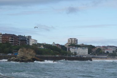 Sonbaharın sonunda, İspanya 'daki deniz alışılmadık görünüyor. Kasvetli gökyüzü, güçlü dalgalar. Ama kumsal hala çok güzel. Santander, Kasım.