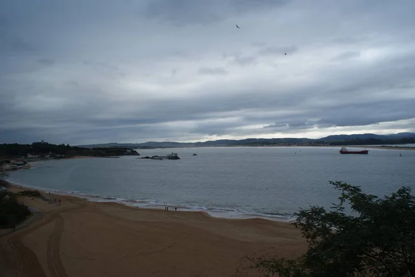 スペインの海は珍しいようです 悲観的な空 強い波 しかし ビーチはまだ美しいです サンタンデール11月 — ストック写真