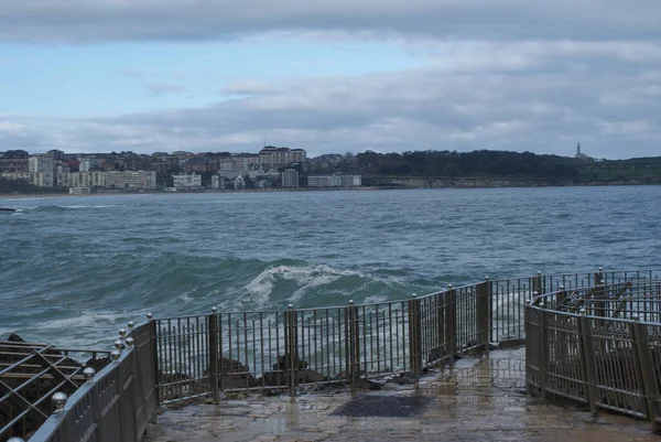 スペインの海は珍しいようです 悲観的な空 強い波 しかし ビーチはまだ美しいです サンタンデール11月 — ストック写真