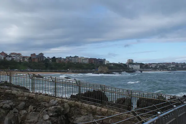 スペインの海は珍しいようです 悲観的な空 強い波 しかし ビーチはまだ美しいです サンタンデール11月 — ストック写真