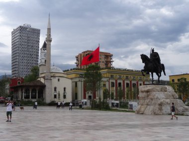 Eski Balkan kenti Tiran. İnanılmaz binalar, hoş doğa ve Arnavutluk 'ta çok farklı bir hayat, gerçek bir sığınak görebilirsiniz.