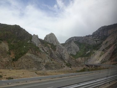 Eski Balkan kenti Tiran. İnanılmaz binalar, hoş doğa ve Arnavutluk 'ta çok farklı bir hayat, gerçek bir sığınak görebilirsiniz.