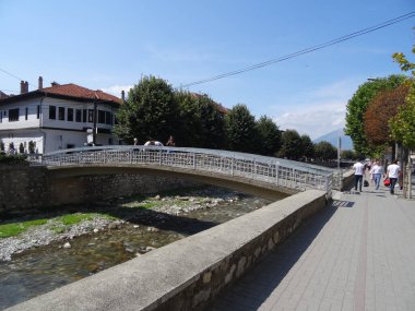 Prispen 'in güzel panoramaları ve şehirde dolaşmalar. Kosova 'daki ihtilaflar sonrasında lezzetini koruyan alışılmadık bir yer
