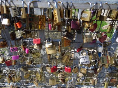 Prispen 'in güzel panoramaları ve şehirde dolaşmalar. Kosova 'daki ihtilaflar sonrasında lezzetini koruyan alışılmadık bir yer