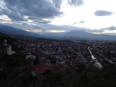 Prispen 'in güzel panoramaları ve şehirde dolaşmalar. Kosova 'daki ihtilaflar sonrasında lezzetini koruyan alışılmadık bir yer