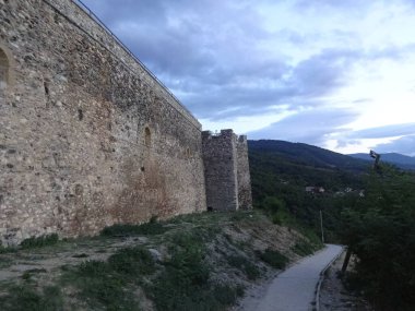 Prispen 'in güzel panoramaları ve şehirde dolaşmalar. Kosova 'daki ihtilaflar sonrasında lezzetini koruyan alışılmadık bir yer