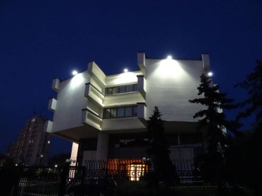 Prishtina genç ve güzel bir şehir. Burada yürümek çok hoş ve uzun zaman önce meydana gelen çatışmaya rağmen burada olmak da çok ilginç.