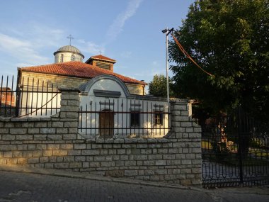 Prishtina genç ve güzel bir şehir. Burada yürümek çok hoş ve uzun zaman önce meydana gelen çatışmaya rağmen burada olmak da çok ilginç.