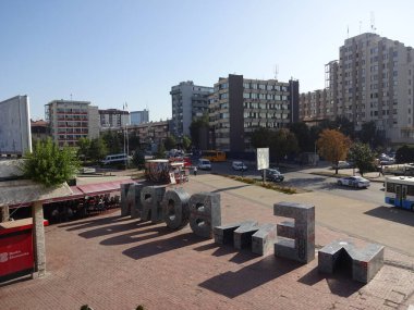 Prishtina genç ve güzel bir şehir. Burada yürümek çok hoş ve uzun zaman önce meydana gelen çatışmaya rağmen burada olmak da çok ilginç.