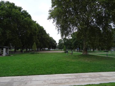 Bercy popüler bir arenadır ve yanına park eder. Paris, Fransa 'da. Parkta ve köprüde yürü. Yoldan geç Simone-de-Beauvoir Seine nehri üzerinde.