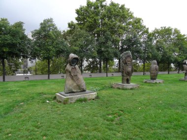 Bercy popüler bir arenadır ve yanına park eder. Paris, Fransa 'da. Parkta ve köprüde yürü. Yoldan geç Simone-de-Beauvoir Seine nehri üzerinde.