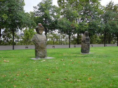 Bercy popüler bir arenadır ve yanına park eder. Paris, Fransa 'da. Parkta ve köprüde yürü. Yoldan geç Simone-de-Beauvoir Seine nehri üzerinde.
