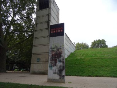 Bercy popüler bir arenadır ve yanına park eder. Paris, Fransa 'da. Parkta ve köprüde yürü. Yoldan geç Simone-de-Beauvoir Seine nehri üzerinde.