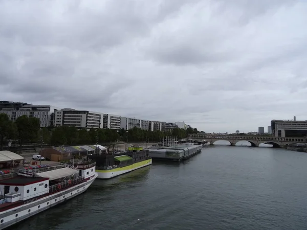 ベシーは人気のあるアリーナであり 近くに公園があります フランスのパリに位置します 公園を歩き セーヌ川を渡るパッセレル シモーヌ ボーヴォワール橋 — ストック写真