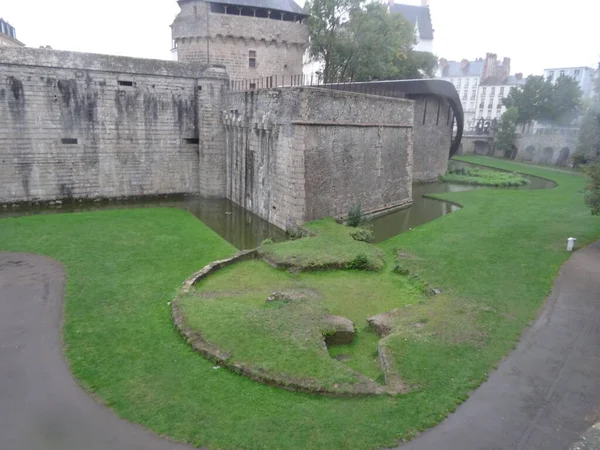 古代建築とロワール アトランティック地方 ブルターニュの明るい緑 フランスのナントは素晴らしい — ストック写真