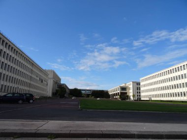 Caen Anıtı ve bu kuzeydeki inanılmaz binalar. Fransız atmosferi, sokaklar, güzel parklar ve İkinci Dünya Savaşı ile ilgili anılar..