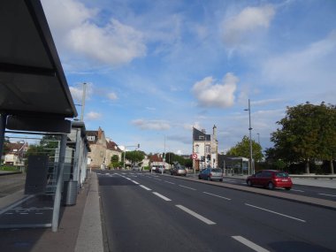 Caen Anıtı ve bu kuzeydeki inanılmaz binalar. Fransız atmosferi, sokaklar, güzel parklar ve İkinci Dünya Savaşı ile ilgili anılar..