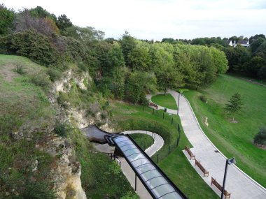 Caen Anıtı ve bu kuzeydeki inanılmaz binalar. Fransız atmosferi, sokaklar, güzel parklar ve İkinci Dünya Savaşı ile ilgili anılar..