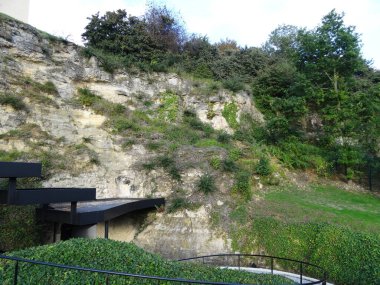 Caen Anıtı ve bu kuzeydeki inanılmaz binalar. Fransız atmosferi, sokaklar, güzel parklar ve İkinci Dünya Savaşı ile ilgili anılar..