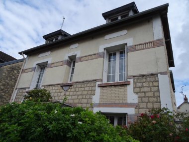 Caen Anıtı ve bu kuzeydeki inanılmaz binalar. Fransız atmosferi, sokaklar, güzel parklar ve İkinci Dünya Savaşı ile ilgili anılar..