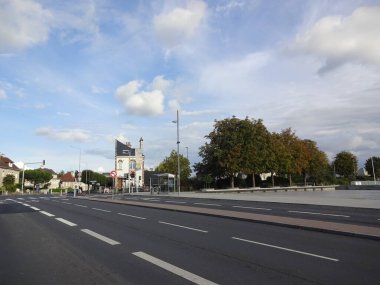 Caen Anıtı ve bu kuzeydeki inanılmaz binalar. Fransız atmosferi, sokaklar, güzel parklar ve İkinci Dünya Savaşı ile ilgili anılar..