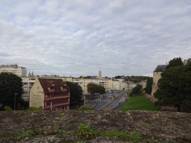 Caen Anıtı ve bu kuzeydeki inanılmaz binalar. Fransız atmosferi, sokaklar, güzel parklar ve İkinci Dünya Savaşı ile ilgili anılar..