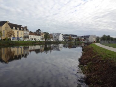 Caen Anıtı ve bu kuzeydeki inanılmaz binalar. Fransız atmosferi, sokaklar, güzel parklar ve İkinci Dünya Savaşı ile ilgili anılar..
