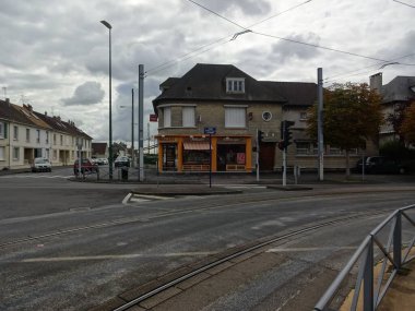 Caen Anıtı ve bu kuzeydeki inanılmaz binalar. Fransız atmosferi, sokaklar, güzel parklar ve İkinci Dünya Savaşı ile ilgili anılar..