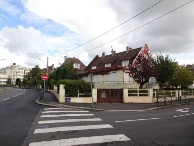 Caen Anıtı ve bu kuzeydeki inanılmaz binalar. Fransız atmosferi, sokaklar, güzel parklar ve İkinci Dünya Savaşı ile ilgili anılar..