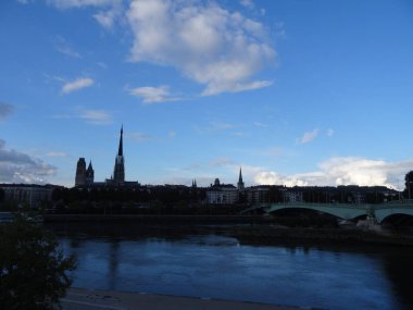 Rouen antik Gotik mimarisi olan çok güzel bir şehir. Fransa 'nın Normania şehrinde yer almaktadır. Katedral özellikle muhteşemdir.